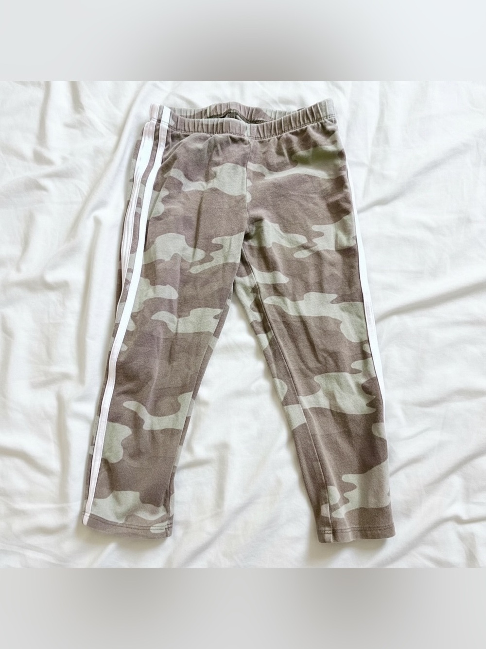 SO Kids Girls 8 Camo Capri Leggings White Stripe